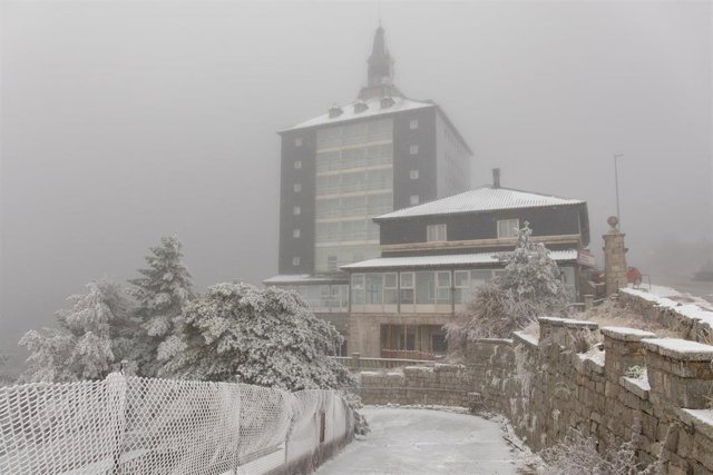 Un edificio del Puerto de Navacerrada nevado, en la sierra de Guadarrama, a 4 de noviembre de 2021, en Madrid (España). 