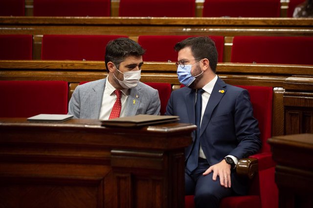 Archivo - Arxiu - El president de la Generalitat, Pere Aragonès (d), i el vicepresident, Jordi Puigneró (d),al Parlament, a 29 de setembre de 2021.