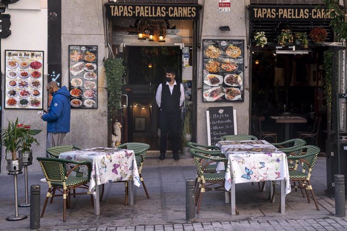 Un camarero de un restaurante en una terraza, a 8 de noviembre de 2021, en Madrid, (España). El proyecto de la nueva ordenanza de Terrazas establece que las terrazas Covid de la capital continúen dos años más vigente, salvo en aquellas zonas que estén t