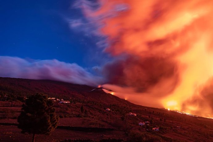 Nube de ceniza y lava que salen del volcán de Cumbre Vieja, en Tacande de Abajo, en la isla de La Palma