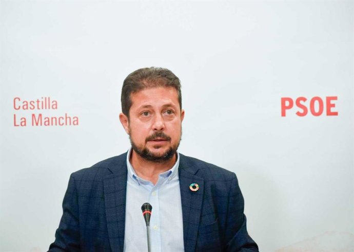 El diputado del PSOE Francisco Pérez Torrecilla en rueda de prensa.