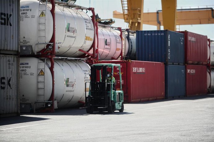 Archivo - Un vehículo de recogida trabaja en la estación de mercancías Abroñigal.