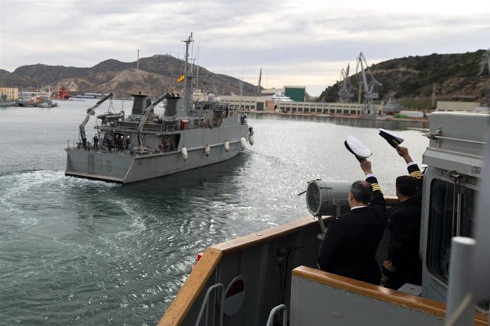 Archivo - El comandante de la Fuerza de MCM y capitán de navío, Miguel Cuartero Lorenzo, despide al cazaminas 'Tajo' a su salida de su base en el Arsenal de Cartagena para integrarse en el despliegue de la OTAN.