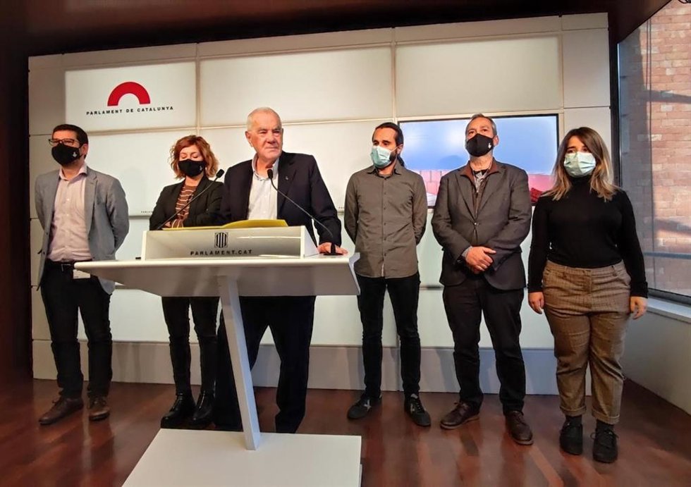 El líder de ERC en el Ayuntamiento de Barcelona, Ernest Maragall, con el grupo municipal en rueda de prensa