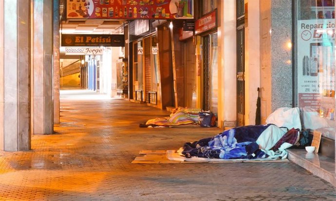 Archivo - Indigentes en la calle Imagen de Sevilla  por la noche.
