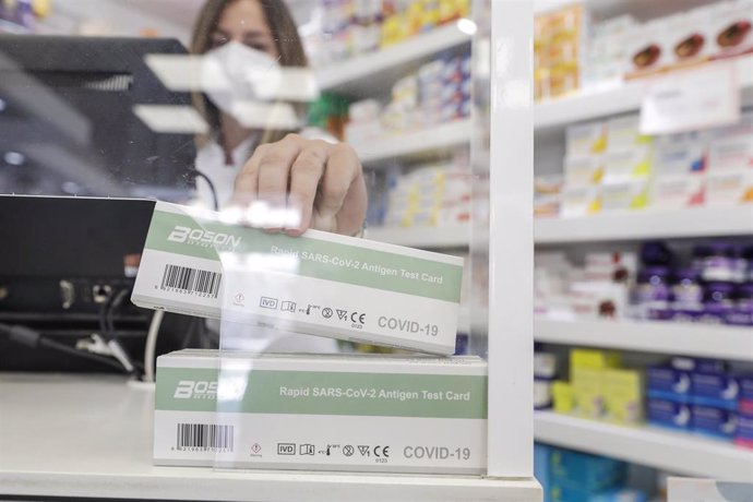 Archivo - Una caja con test de antígenos contra la COVID-19 en una farmacia, foto de archivo
