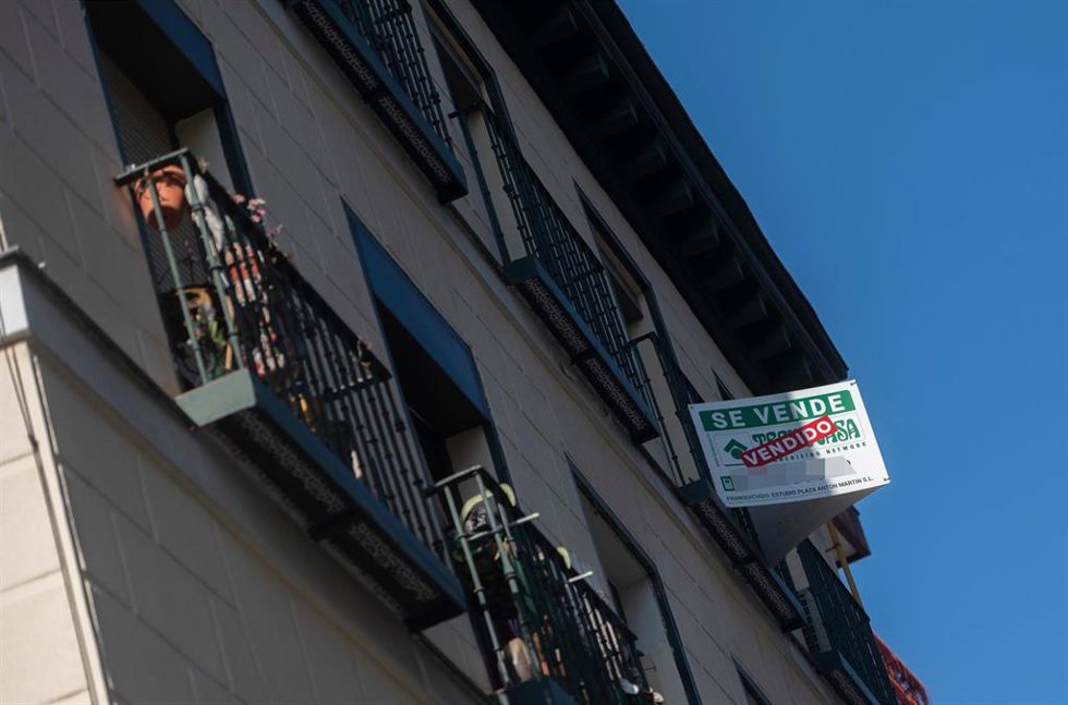 Cartel de venta en un edificio de la capital en una imagen de archivo.