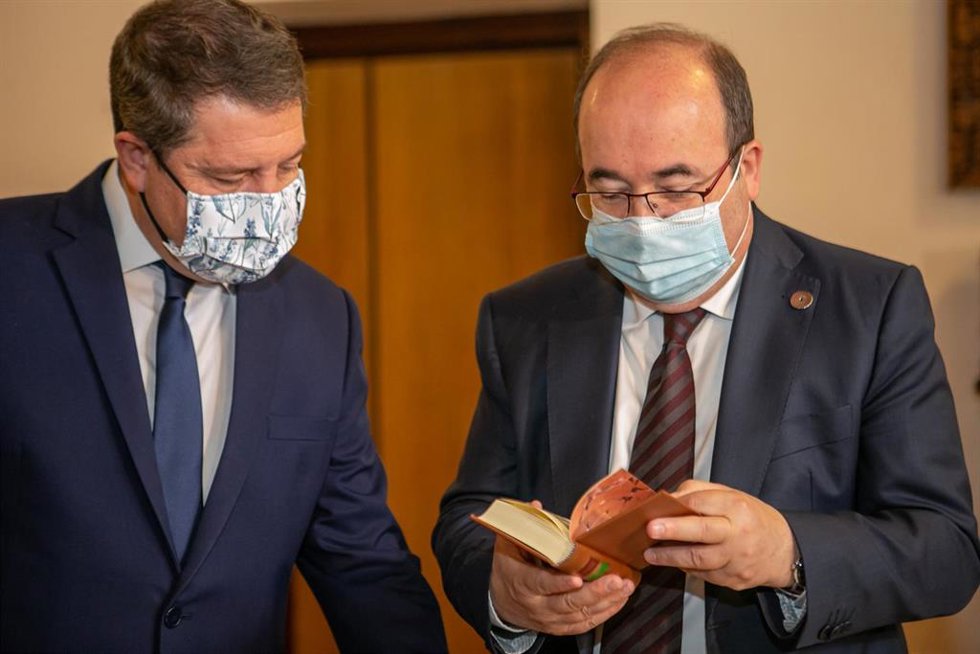 El ministro de Cultura, Miquel Iceta, con el presidente de C-LM en Toledo.