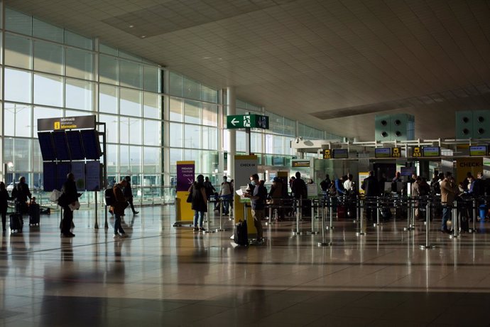 Vista general de varios pasajeros en el aeropuerto de El Prat.