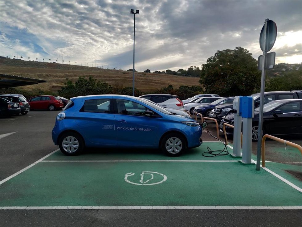 Archivo - Un coche eléctrico carga su batería en la electrolinera del complejo cultural San Francisco de Cáceres