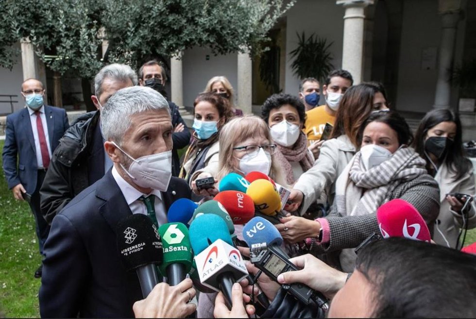 El ministro del Interior, Fernando Grande-Marlaska, atiende a los medios en Mérida