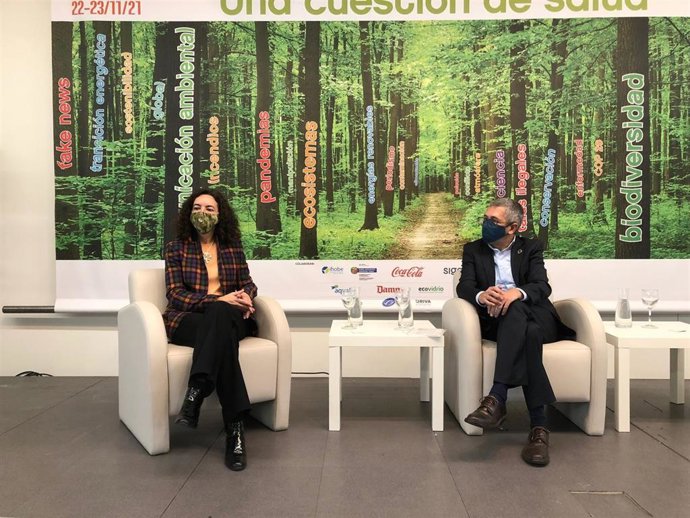 La presidenta de APIA, María García, y el secretario de Estado de Medio Ambiente, Hugo Morán, en la inauguración del XIV Congreso de APIA.