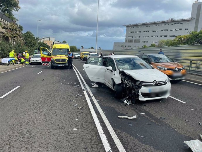 Accidente de tráfico en Santa Cruz de Tenerife, delante del Hospital de La Candelaria