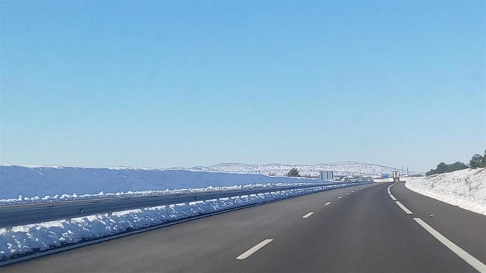 Archivo - Carretera con nieve. Autovía nevada.