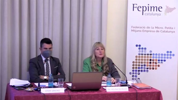 La presidenta de Fepime, M. Helena de Felipe, junto al director general de la organización, César Sánchez, durante la presentación del informe.