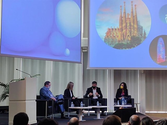 El presidente de Pimec, Antoni Cañete; la presidenta de la Cámara de Comercio de Barcelona, Mònica Roca, y el director general de Telefónica Este, José Manuel Casas en el acto.