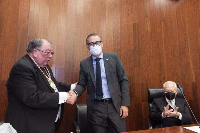 El rector de la UMU, José Luján, y el presidente de la Academia, Alberto Requena, se estrechan la mano