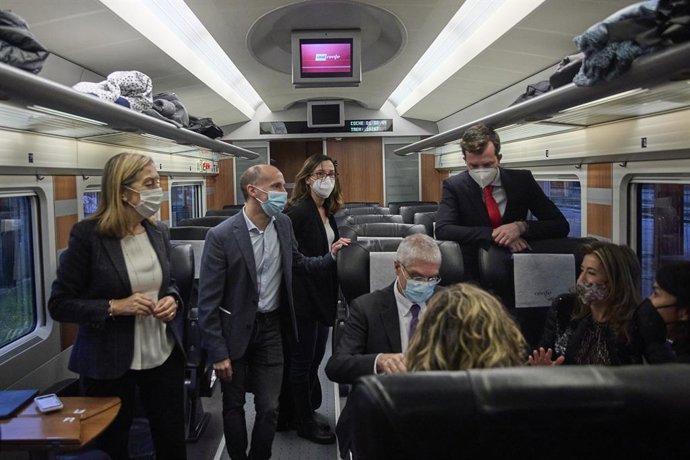(I-D)La vicesecretaria de Política Social del Partido Popular, Ana Pastor; el alcalde de Ourense, Gonzalo Pérez; y la ministra de Transportes, Movilidad y Agenda Urbana, Raquel Sánchez, conversan en el tren que va a efectuar un viaje por el nuevo tramo 