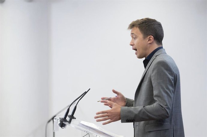 El líder de Más País, Íñigo Errejón, ofrece una rueda de prensa antes de participar en una reunión de la Junta de Portavoces en el Congreso de los Diputados, a 3 de noviembre de 2021, en Madrid, (España).