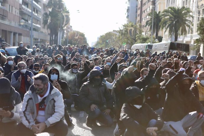 Nuevos cortes de carretera en la huelga del metal de Cádiz, a 18 de noviembre del 2021 en Cádiz (Andalucía). 