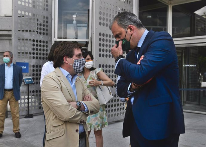 Archivo - El alcalde de Madrid, José Luis Martínez-Almeida (i), conversa con el secretario general de Vox y portavoz de la formación en el Ayuntamiento de Madrid, Javier Ortega Smith.