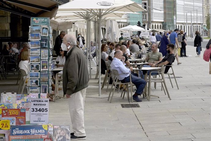 Archivo - Varias personas en la terraza de un bar, a 18 de septiembre de 2021, en A Coruña, Galicia (España).