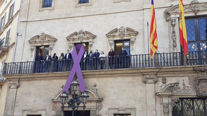 Cort cuelga el lazo morado en su fachada para conmemorar el Día Internacional contra la violencia a las mujeres