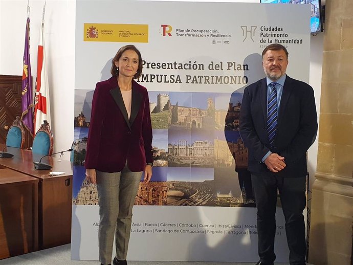 La ministra de Industria, Comercio y Turismo, Reyes Maroto, con el alcalde de Cuenca, Darío Dolz.