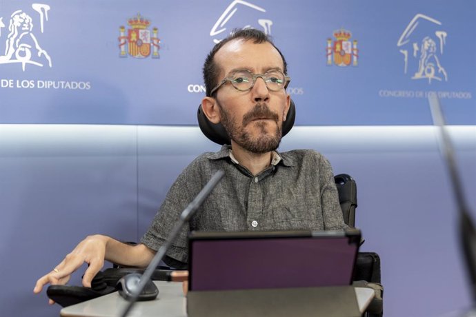 El portavoz de Unidas Podemos, Pablo Echenique, interviene en una rueda de prensa anterior a una Junta de Portavoces en el Congreso de los Diputados, a 26 de octubre de 2021, en Madrid, (España).