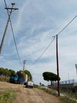 Archivo - Trabajos para desmontar la línea eléctria aérea.