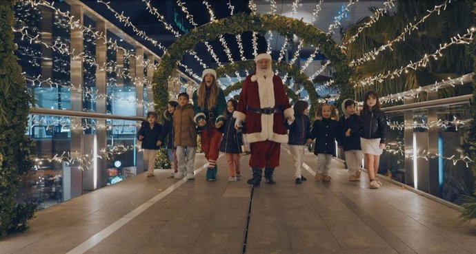 Puerto Venecia da la bienvenida a sus visitantes con luces navideñas.