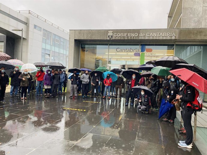 CCOO se concentra para exigir una respuesta sobre el futuro de los centros de Interpretación