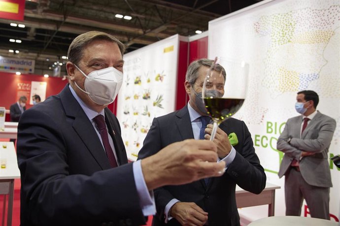 Archivo - El ministro de Agricultura, Pesca y Alimentación, Luis Planas, brinda a su llegada a la XXXIV edición del Salón Gourmets en IFEMA