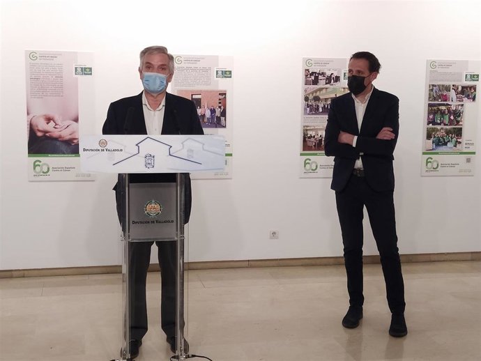 En el atril, Artemio Domínguez, junto al presidente de la Diputación de Valladolid, Conrado Íscar.