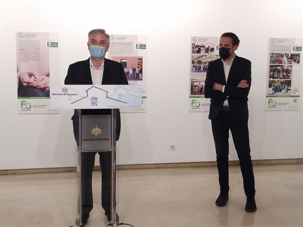 En el atril, Artemio Domínguez, junto al presidente de la Diputación de Valladolid, Conrado Íscar.