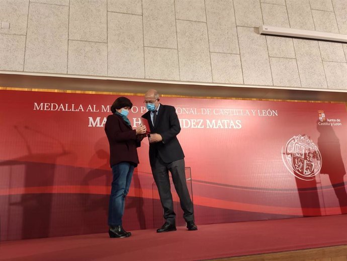 CyL entrega su Medalla al Mérito Profesional a la familia de la cooperante María Hernández