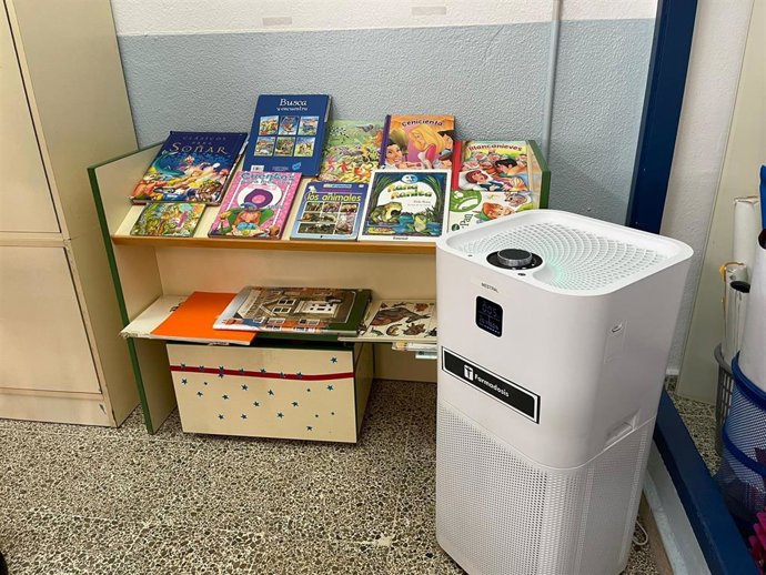 Aparato móvil de purificación del aire contra la COVID-19 en el aula de un centro educativo de Baleares.