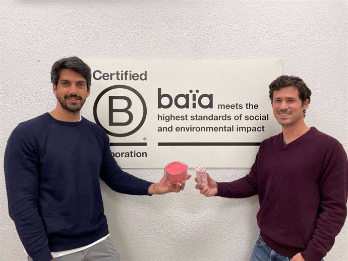 Guillermo Milans del Bosch (izda) y Loan Bensadon (segundo por la dcha), cofundadores de Baa, posan con la miraculina en polvo y en comprimidos.