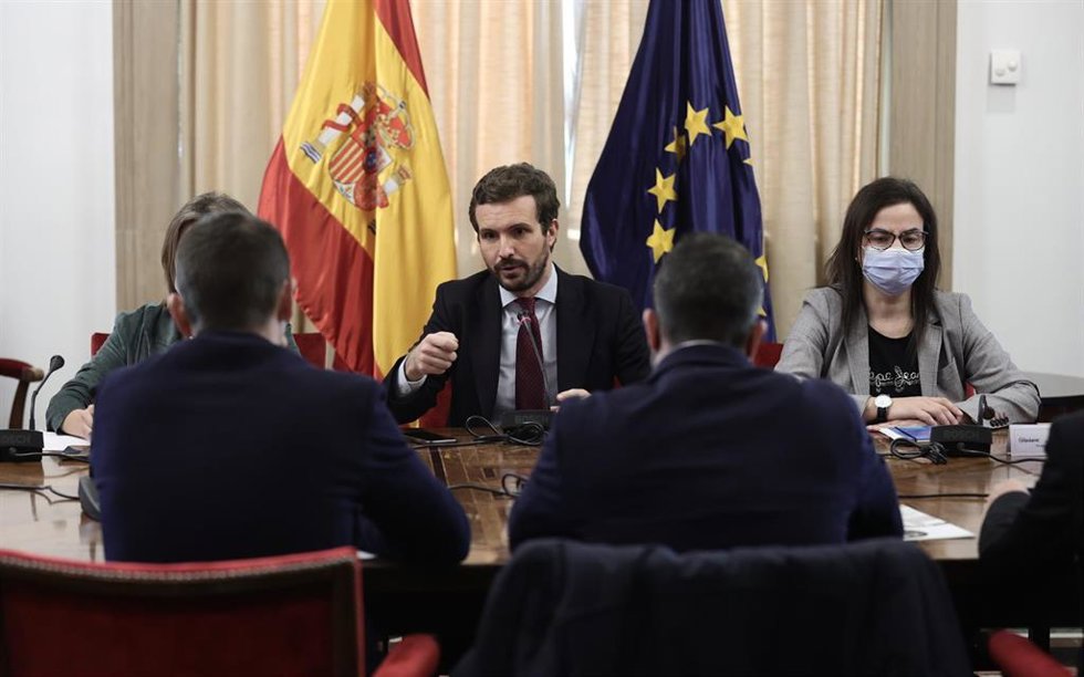 La portavoz del Grupo Popular, Cuca Gamarra; el presidente del PP, Pablo Casado, y la diputada del PP Ana Vázquez en una reunión con representantes de sindicatos policiales y asociaciones de la Guardia Civil. En Madrid a 6 de noviembre de 2021.