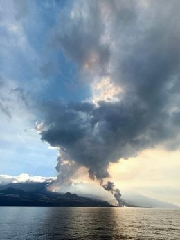 Cruce de la columna de humo de la nueva fajana creada en la playa de Los Guirres con la del volcán