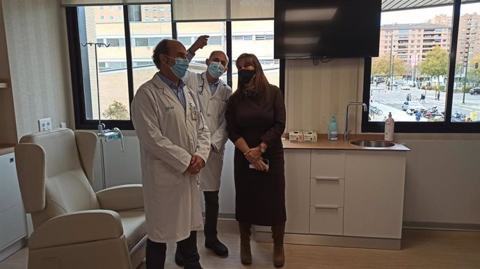 La consejera de Sanidad del Gobierno de Aragón, Sira Repollés, visita el nuevo espacio asistencial para pacientes crónicos del Hospital Clínico Universitario de Zaragoza.