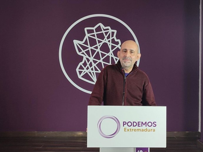 El portavoz de Podemos Extremadura, José antonio gonzález, en rueda de prensa