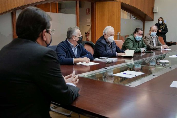 Fernández Vara, en la reunión con las organizaciones agrarias y las cooperativas sobre cooperativas.