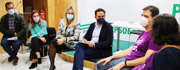 El secretario general electo del PSOE de Málaga, Daniel Pérez, en una reunión con monitores escolares