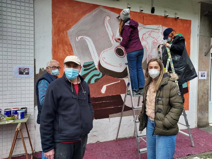 La concejala de Cultura, Educación, Euskera y Juventud, Nerea Cantero, junto a Javier Santurrún en el mural de la calle Artegabeitia con Avenida Euskadi.