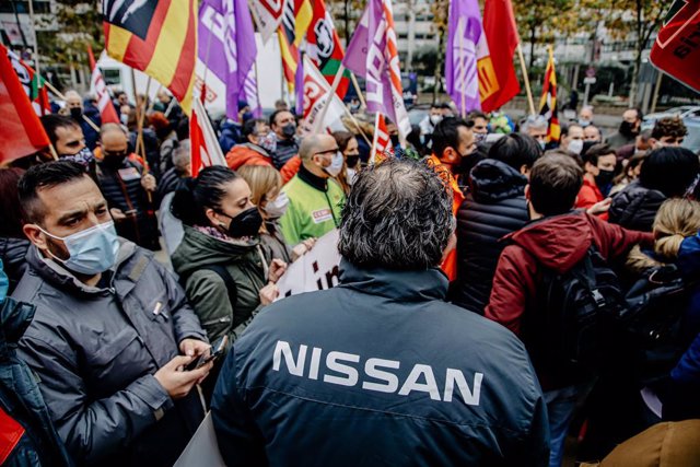 Un grupo de trabajadores del sector del automóvil con banderas durante una manifestación, frente al Ministerio de Industria, Comercio y Turismo, a 22 de noviembre de 2021, en Madrid, (España). 