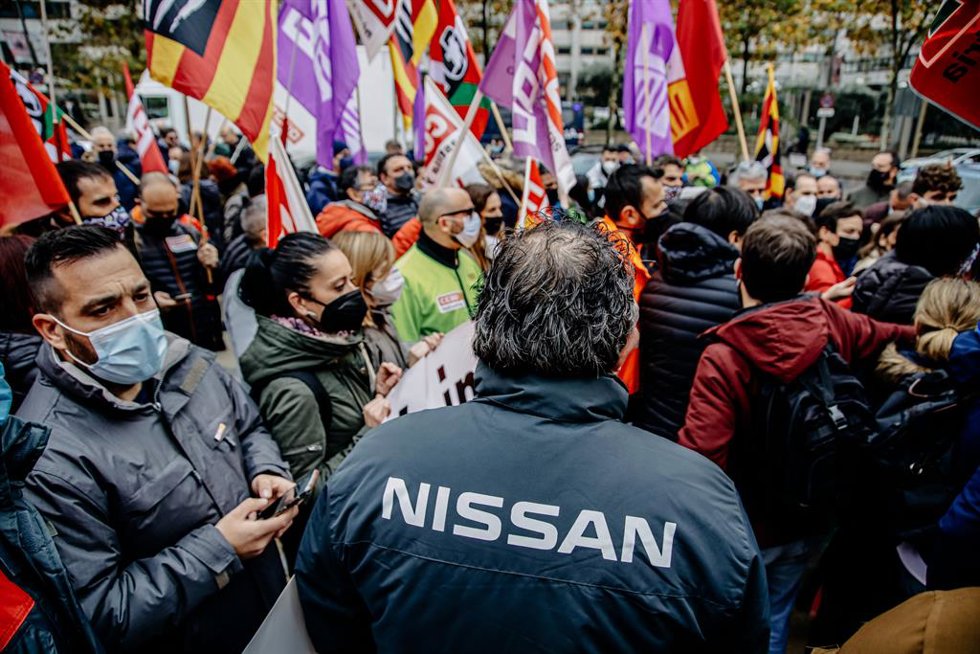 Un grupo de trabajadores del sector del automóvil con banderas durante una manifestación, frente al Ministerio de Industria, Comercio y Turismo, a 22 de noviembre de 2021, en Madrid, (España).