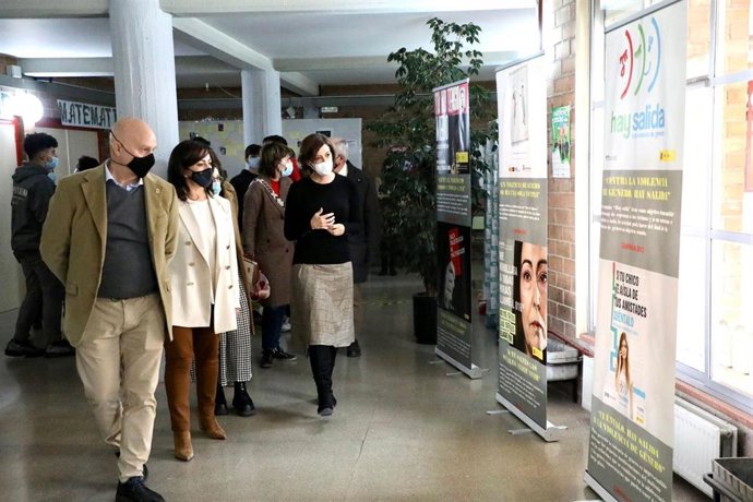 La presidenta del Gobierno riojano, Concha Andreu, visita la exposición contra la violencia machista con la delegada del Gobierno, María Madorrán