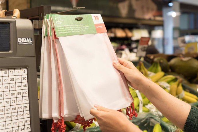 Archivo - Bolsa de malla en la sección de frutería del  supermercado Eroski City de la calle Ercilla en Bilbao.