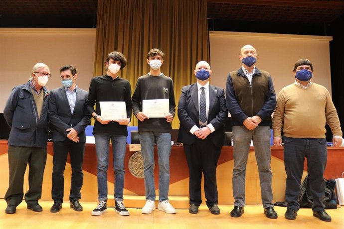 Entrega de los premios a los dos estudiantes ganadores